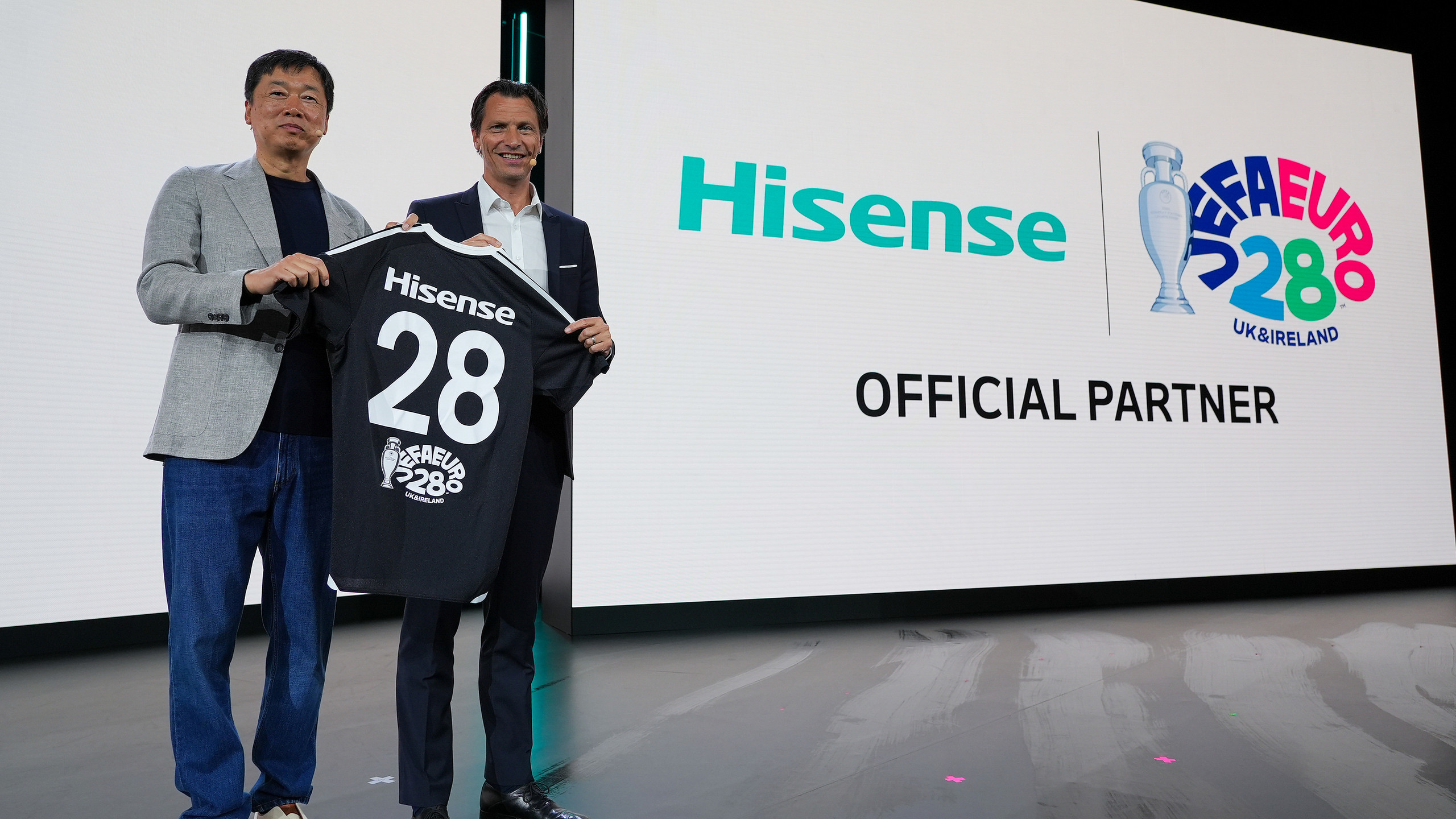 HISENSE TIẾP TỤC TRỞ THÀNH ĐỐI TÁC CHÍNH THỨC CỦA UEFA EURO 2028: HỒNG ĐẠT TỰ HÀO LÀ NHÀ PHÂN PHỐI HÀNG ĐẦU MANG CÔNG NGHỆ ĐỈNH CAO TỚI VIỆT NAM